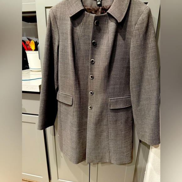 Louben of Canada Jackets & Blazers - Louben of Canada Button-Up Light Weight 3/4 length Wool Coat